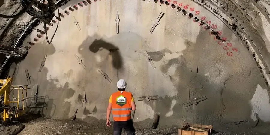 Monitoreo geotécnico de excavaciones en Iquique: control estructural durante el movimiento de tierras